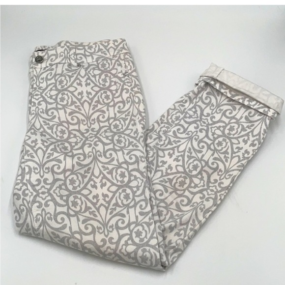 White House Black Market Gray and White Paisley Print Slim Ankle Jean Sz 6 NWOT - Picture 1 of 13